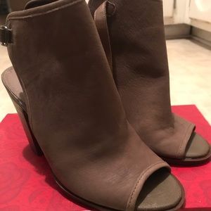 Only worn once !!! Buy today !! $$$ great deal$$$